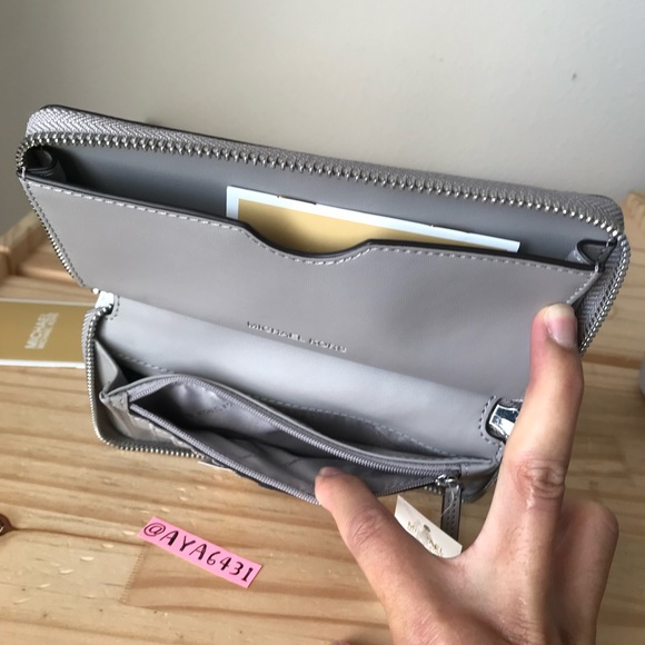 Michael Kors wallet🎈🎈 - Picture 6 of 7